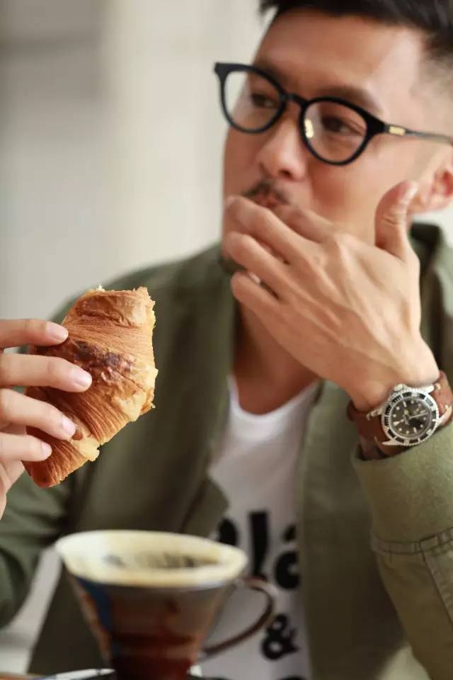 澳门六叔，神秘身份与传奇故事澳门六叔的真实身份是什么意思啊视频播放